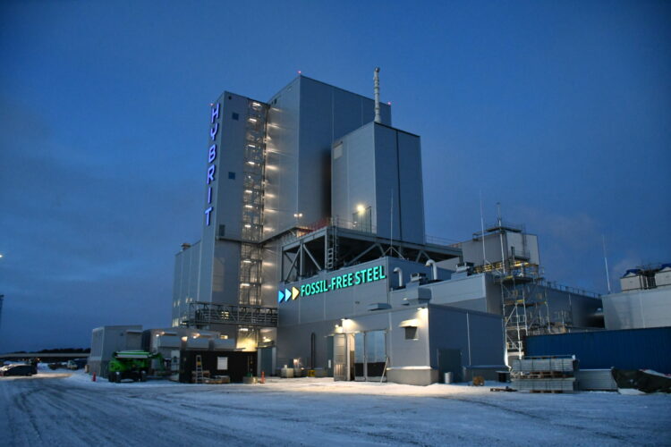 HYBRIT är världens första anläggning för tillverkning av fossilfritt stål. Anläggningen drivs i partnerskap av SSAB (stålproducent), Vattenfall (energiproducent) och LKAB (järnmalmsproducent).