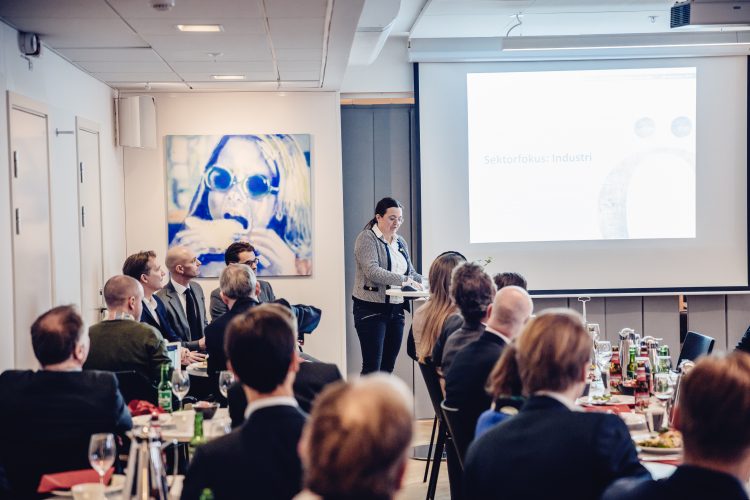 Ylwa Häggström, fondförvaltare talar under årets sista #öhmanlunch
